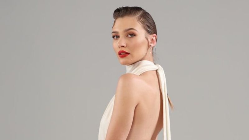 Melisa Döngel kasığına kadar açarak oturdu....