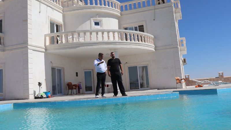 Çocukları Avrupa'dan dönsün diye Mardin'e havuzlu villa yaptırdı