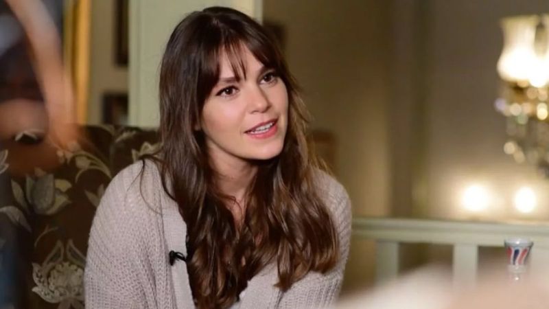 Aslı Enver derin göğüs dekoltesiyle büyüledi! 