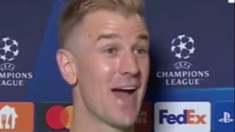 Celtic kalecisi kadın muhabirin kalçasına top attı