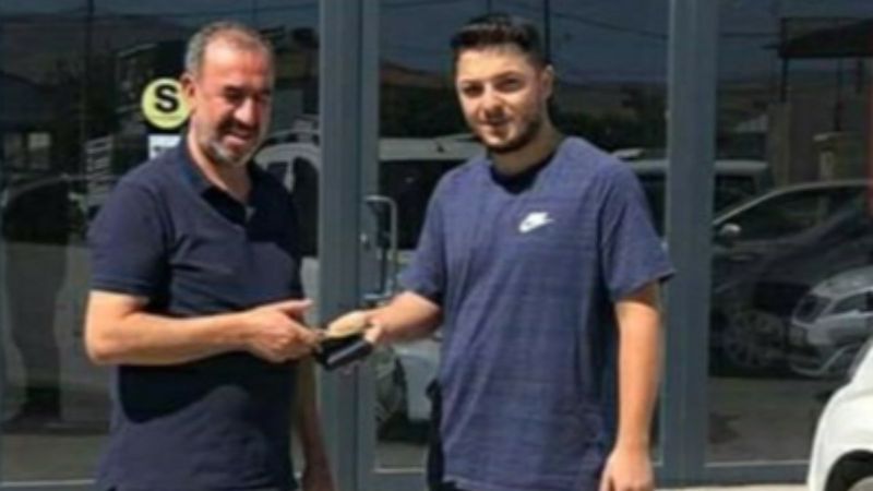 Elazığ'da kaybettiği çantayı kendisine getiren görevliyi ödüllendirdi