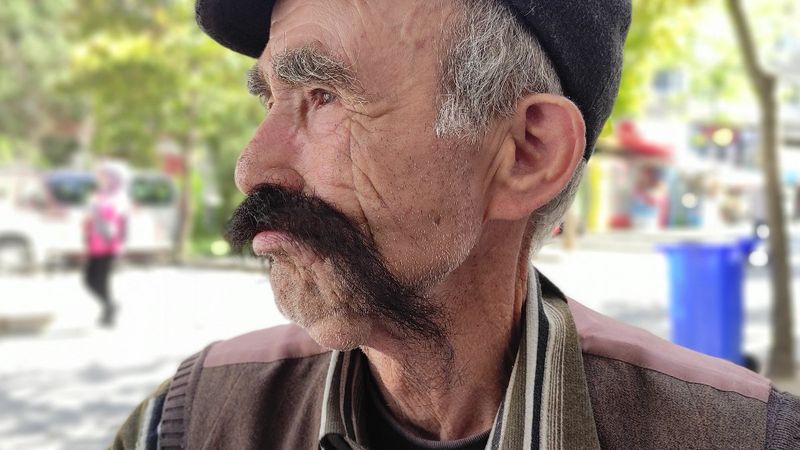 Bursa'da bıyıklarından vazgeçemeyen adam istifa etti