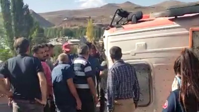 Kars'ta servise çarpan kamyon şoförü kurtarılamadı