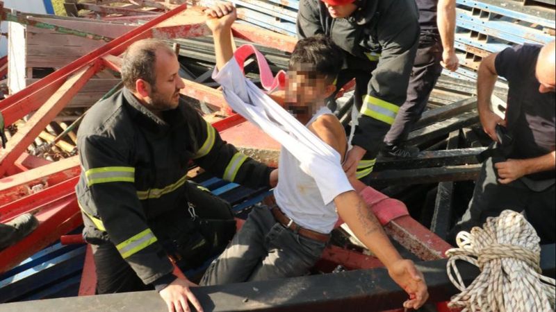 Kocaeli'de hırsız çalmak istediği demirlere elini sıkıştırdı