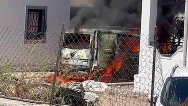 Muğla'da park halindeki kamyonet küle döndü