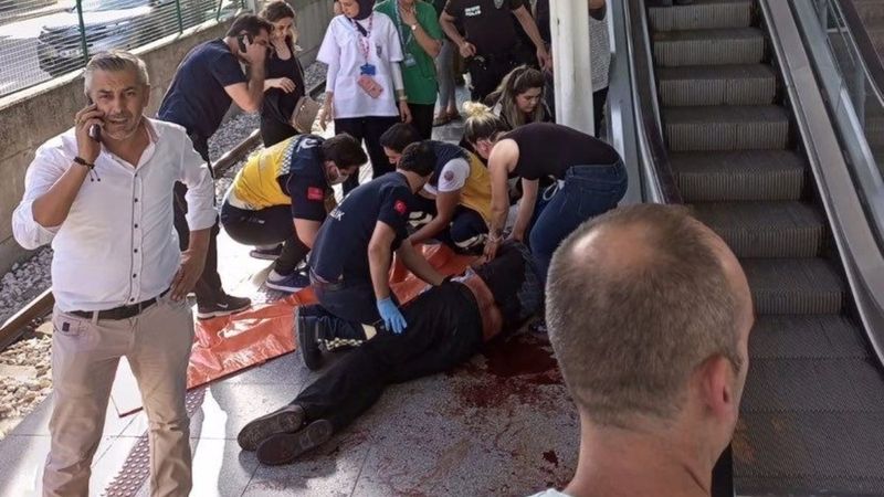 Bursa'da metro istasyonunda bıçaklı saldırı dehşeti
