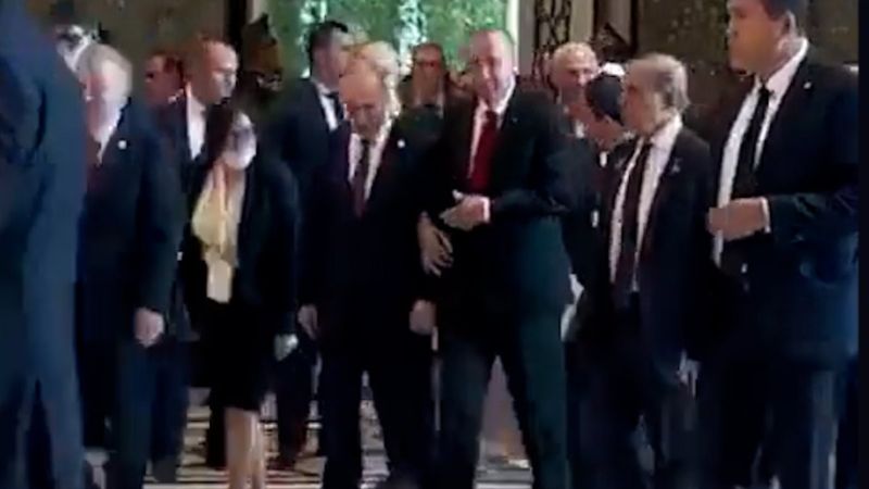 Cumhurbaşkanı Erdoğan ve Putin kol kola yürüdü
