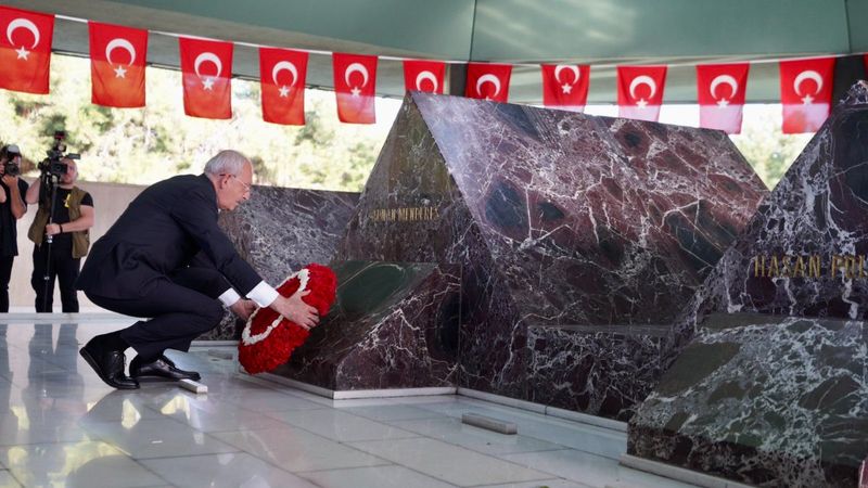 Kemal Kılıçdaroğlu'ndan Adnan Menderes'in mezarına ziyaret