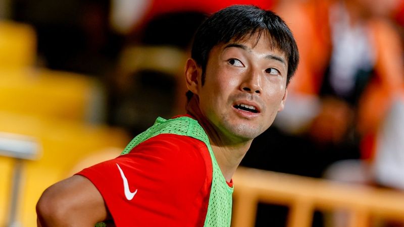 Shoya Nakajima oyuna girdikten iki dakika sonra kırmızı kart gördü