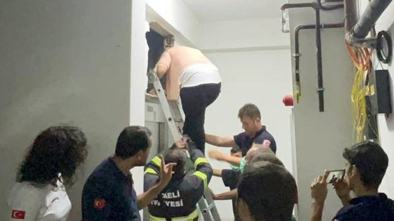 Kocaeli'de asansörde mahsur kalan 9 kişi kurtarıldı