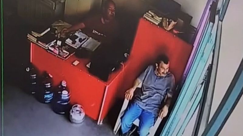 Osmaniye'de kontrolünü kaybeden otomobil iş yerine girdi