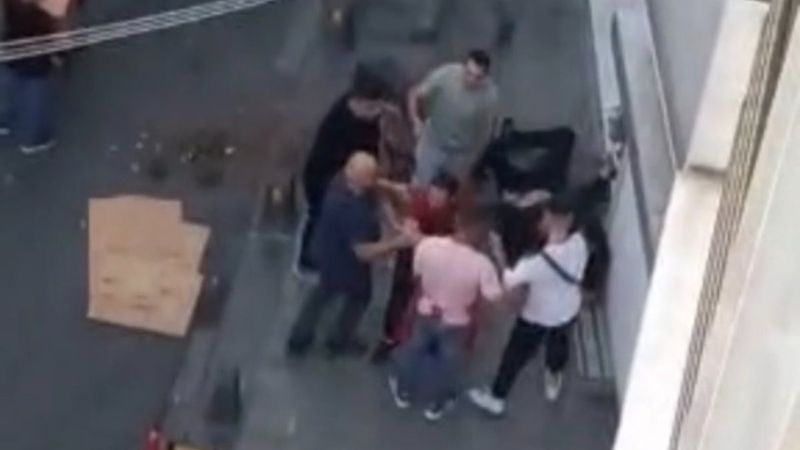 İstanbul'da yaşlı adamı döven şahsa meydan dayağı