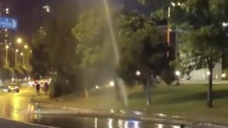 Ataşehir’de bozulan çim sulama fıskiyesinden dakikalarca su aktı