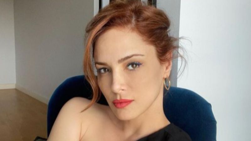 Mine Tugay derin yırtmaçlı elbise giydi! Bacak dekoltesi olay oldu...