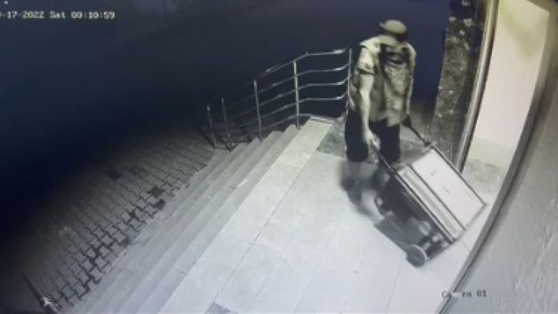 Kayseri'de binaya giren hırsız, jeneratörü el arabasıyla çaldı