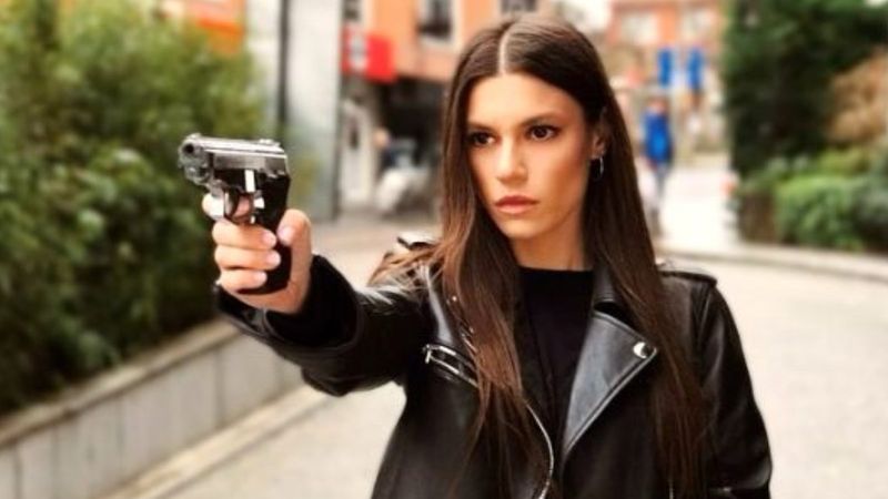 Arka Sokaklar'ın Zeliş'i dekolte verdi! Kıyafetindeki detaya yorum yağdı...