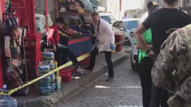 Fatih'te kimlik kontrolü yapan 2 polis vuruldu