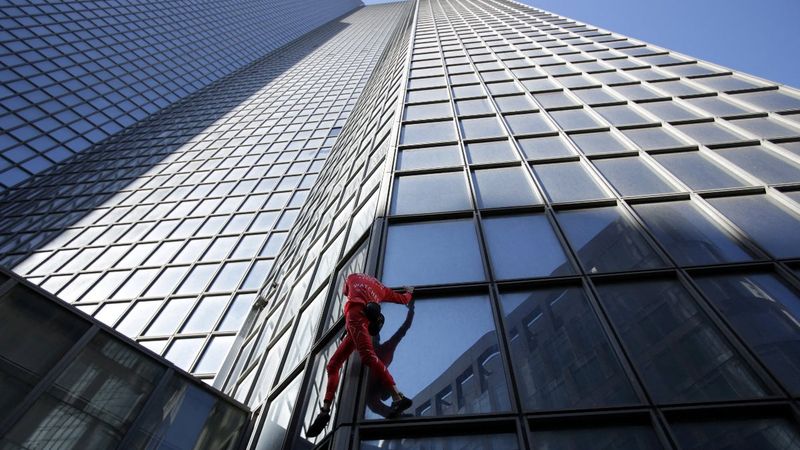 Örümcek Adam Robert, 60. yaş gününde Paris'te gökdelene tırmandı