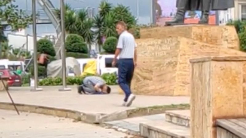 Giresun'da Atatürk heykeline karşı namaz kılan adam