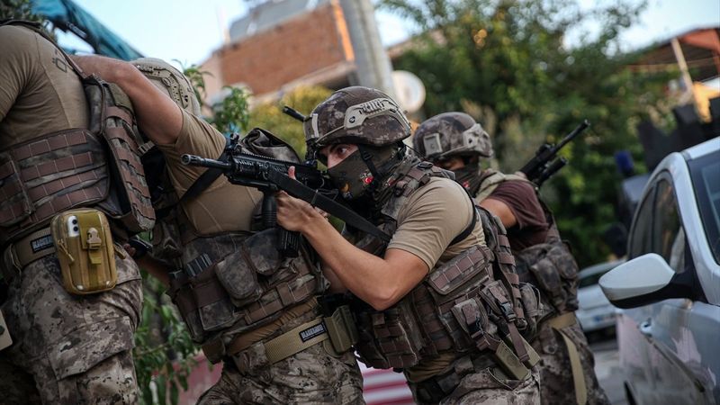 Mersin'de tefecilik zanlılarına şafak operasyonu: 13 gözaltı