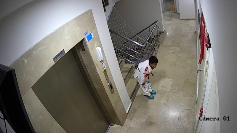 Kayseri'de 8 yaşındaki çocuktan Türk bayrağına saygı