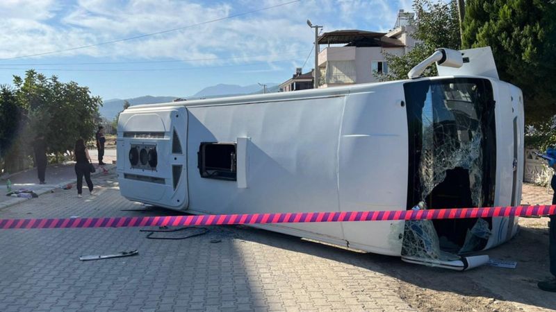 Denizli'de tır ile işçi midibüsü çarpıştı: Çok sayıda yaralı var