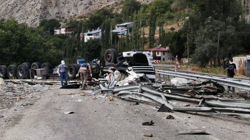 Erzurum’da tır kazasında şoför feci şekilde can verdi