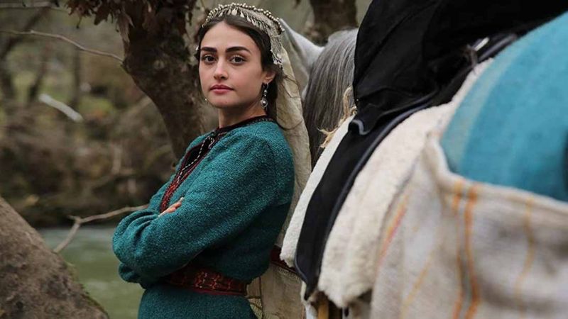 Esra Bilgiç derin göğüs dekoltesiyle sere serpe uzandı... 