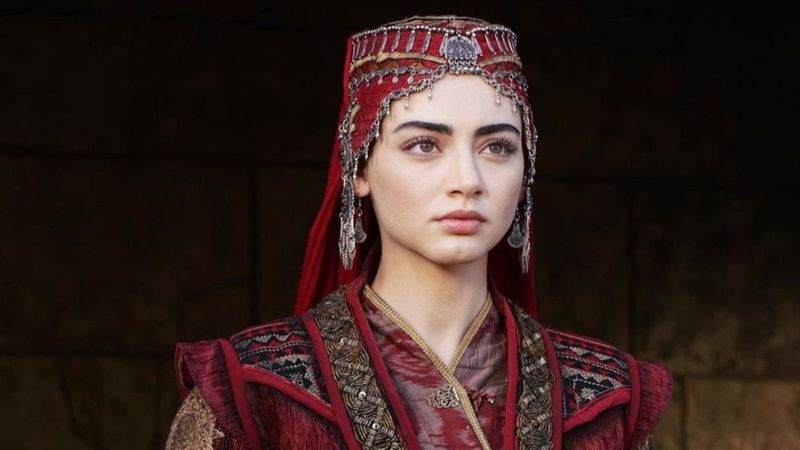 Kuruluş Osman'ın Bala'sı omuzlarını açıkta bıraktı, siyah elbisesi ile salındı!