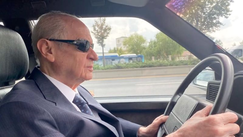 Devlet Bahçeli arabasıyla Ankara yollarında