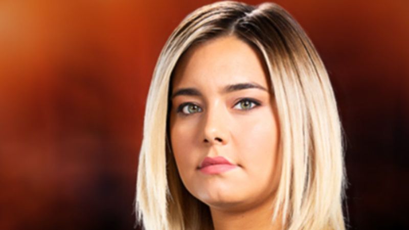 Aycan Yanaç havuz başında sere serpe...'Bikinini giymeyi unutmuşsun'