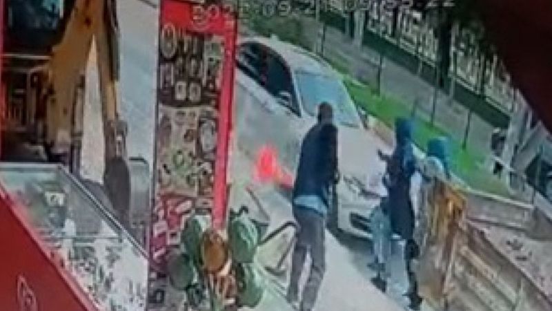 Tokat’ta, otomobilin yolda yürüyen kadına çarptığı anlar kamerada