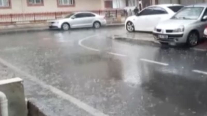 Küçükçekmece'de yağmurla karışık dolu yağdı