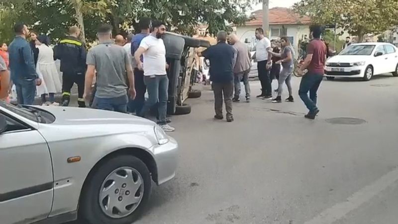 Kocaeli'de kaza yaparak yan yatan aracı vatandaşlar düzeltti