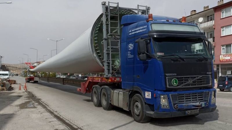 Sivas'ta 80 metre uzunluğundaki pervanelerin geçişi