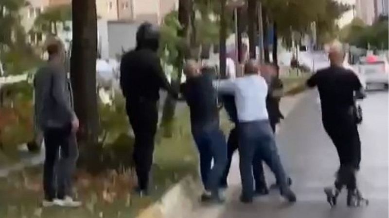 Beylikdüzü'nde tarafların kavgasını ayırmak isteyen kişi, dövüldü