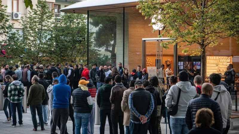 İstanbul'daki Apple mağazalarının önünde İPhone kuyruğu