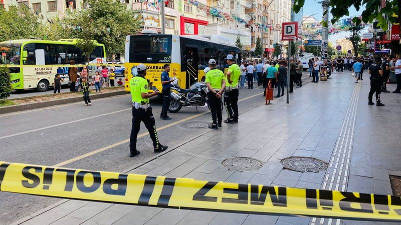 Diyarbakır'da otobüsün kapısına kıyafeti sıkışan kadın hayatını kaybetti