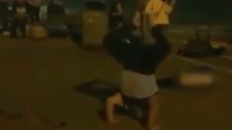 Kadıköy’de amuda kalkan vatandaşın ilginç dansı