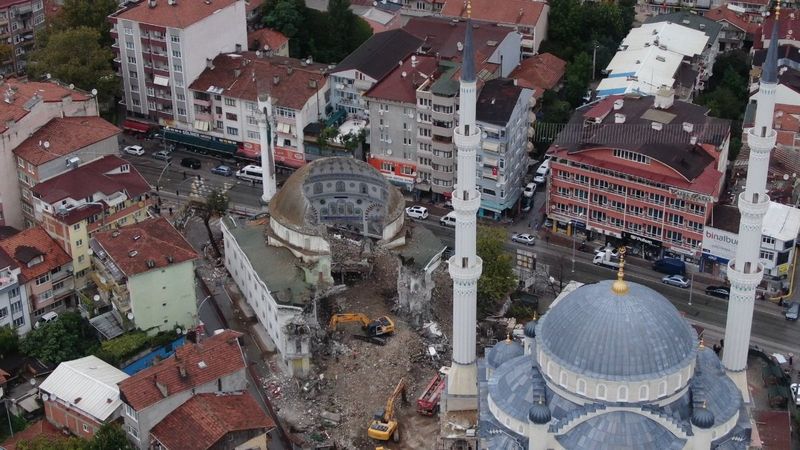 Kocaeli'de 43 yıllık cami yıkıldıktan sonraki ilginç görüntüsüyle dikkat çekiyor