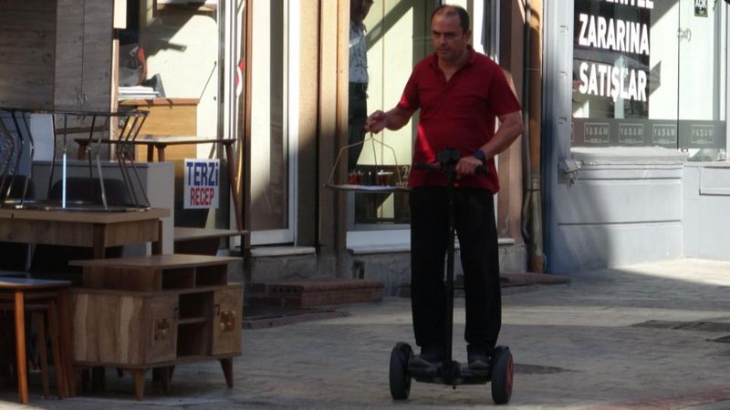Günde 40 bin adım atan çaycı scooter ile çay servisi yapıyor