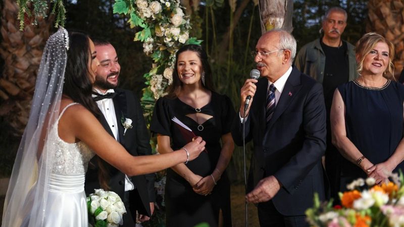 Kemal Kılıçdaroğlu İzmir'de nikah şahidi oldu