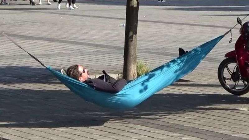 Taksim Meydanı'na hamak kurup sefa süren turist
