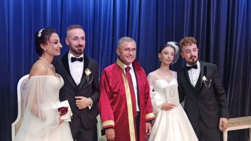 Üsküdar'da 2 erkek kardeş ve 2 kız kardeş aynı masada dünyaevine girdi