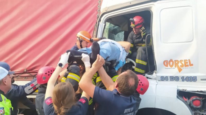Bolu'da tırda sıkışan sürücü, 45 dakikada çıkarıldı