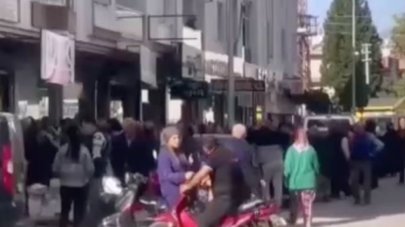 Manisa'da indirimli halı, izdihama neden oldu