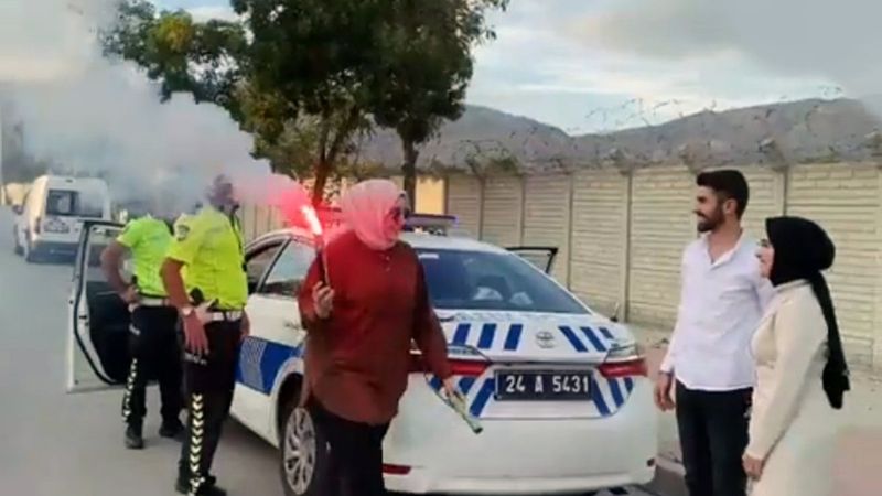 Erzincan'da polis megafonuyla evlenme teklifine olumlu cevap geldi