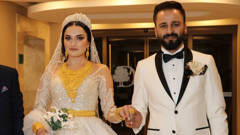 Van'da aşiret çiftine 4 milyon TL'lik takı takıldı