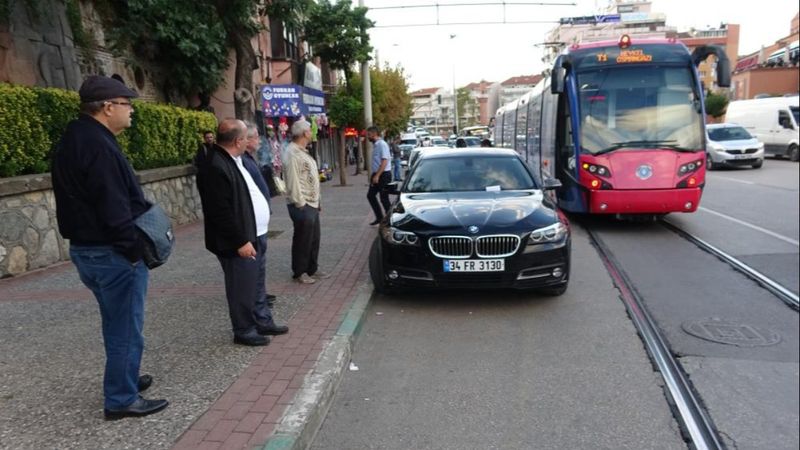 Bursa'da tramvay yoluna park edilen araç vatandaşları çileden çıkardı