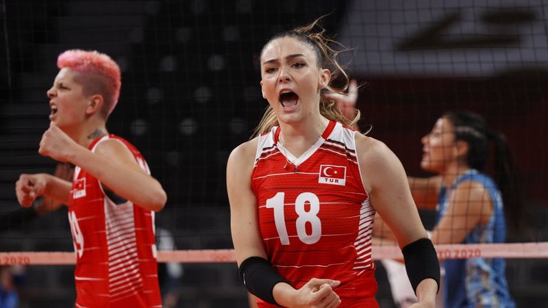 Zehra Güneş gömleğinin düğmelerini açınca olanlar oldu! 